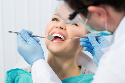 Eine eingehende Untersuchung von Kieferknochen, Zahnfleisch und Zähnen ist wichtig
