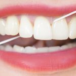 Zahnseide hilft, bei der Reinigung der Zahnzwischenräume
