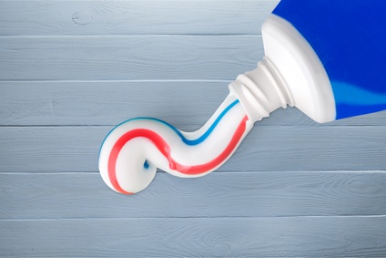 Zahnpasta enthält verschiedenste Wirkstoffe, die das Reinigen unterstützen