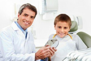 Der Kieferorthopäde informiert seinen jungen Patienten