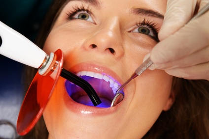 Regelmässige Kontrollen helfen, die Zähne gesund zu erhalten
